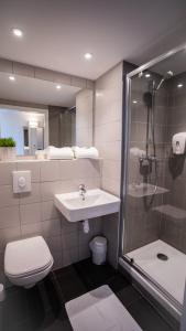 奥贝奈Oneloft Hotel的浴室配有卫生间、盥洗盆和淋浴。
