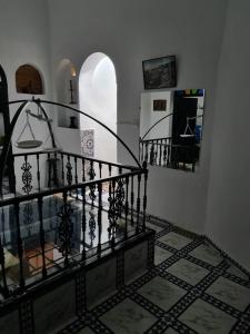 丹吉尔Dar Rif Kebdani的一间铺有瓷砖地板的客房内的螺旋楼梯