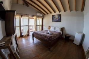 曼克拉Don Giovanni Mancora的铺有木地板的客房内设有一间卧室和一张床。