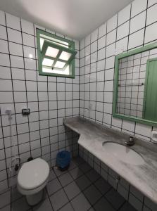 塞古罗港Hotel Porto Verde -JG的一间带卫生间、水槽和镜子的浴室