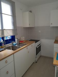 斯卡拉Casa Ble - Izla Homes的厨房配有白色橱柜和水槽