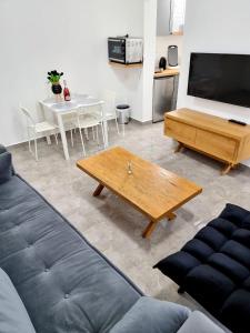 阿什杜德Sima Suite的客厅配有沙发和桌子