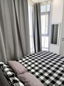 阿什杜德Sima Suite的卧室在窗户前配有一张可调节的床