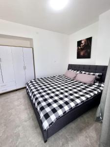 阿什杜德Sima Suite的卧室配有黑白格子床