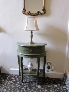 MartonBlack Swan Guest House的一张带灯的小绿桌