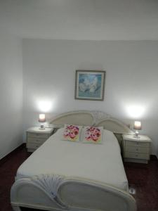 Puerto de la EstacaApartamento puerto estaca 3的一间卧室配有一张带2个床头柜的大型白色床