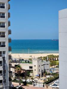 阿什杜德Sima Suite的从大楼欣赏海滩美景