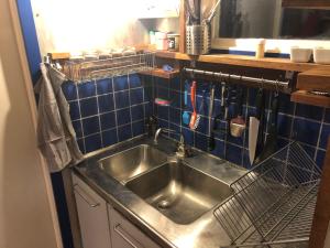 ErikssundErikssund的厨房配有不锈钢水槽和蓝色瓷砖