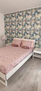 德尔锡伦西奥海岸Ideal holiday apartment in the south of Tenerife的一间卧室配有带粉红色枕头的床。