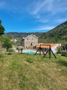 曼泰加什Quinta de Leandres的享有带游泳池和房屋的房屋景致
