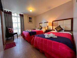 阿雷基帕Chikan Hoteles的红色和蓝色的酒店客房内的两张床