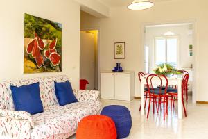 贾迪尼-纳克索斯La Casa Di Stefe的客厅配有沙发和桌子