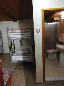 塞尔丘克艾里巴巴之家酒店的客房设有一张双层床和一间带卫生间的浴室。