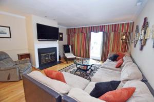 大洋城Harbour Island 46G的客厅配有白色沙发和壁炉