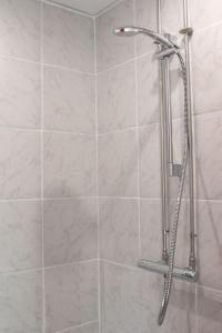 伊肖伊Budget Rooms Copenhagen的浴室内配有淋浴和头顶淋浴