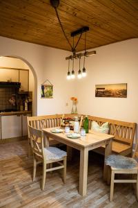 纳兹-夏韦斯Töllhof Apartments and Farm的一间带木桌和椅子的用餐室