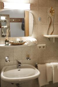纳兹-夏韦斯Töllhof Apartments and Farm的浴室配有盥洗盆、镜子和毛巾