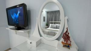 卡尔帕索斯Nest for rest的一间白色客房,配有电视和镜子