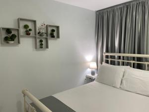 卡尔帕索斯Nest for rest的卧室配有白色的床和窗户。