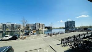 哥本哈根ApartmentInCopenhagen Apartment 1487的停在河边人行道上的一群自行车
