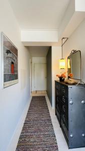 哥本哈根ApartmentInCopenhagen Apartment 1487的走廊上设有梳妆台、镜子和地毯