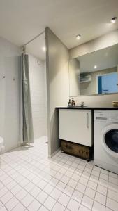 哥本哈根ApartmentInCopenhagen Apartment 1487的一间带洗衣机和淋浴的浴室