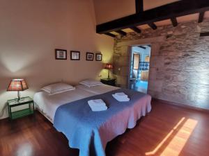 A BanaCasa do Peto的一间卧室设有一张床和石墙