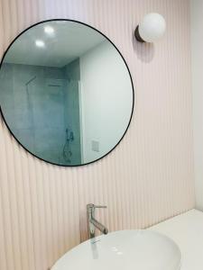 托雷斯港Boutique Lungomare的一间带镜子和水槽的浴室