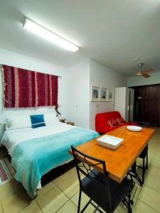 YunqueraCentro de Arte的一间卧室配有一张床和一张木桌
