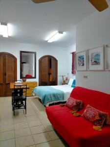 YunqueraCentro de Arte的客厅配有红色的沙发和床。