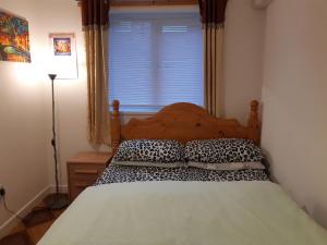 Comfortable double bedroom lovely bungalow客房内的一张或多张床位