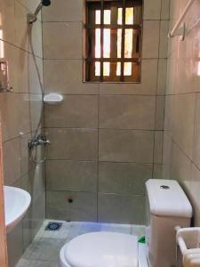 科托努Villa Cocotiers A11的带淋浴、卫生间和盥洗盆的浴室