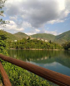 Vagli di SottoCasa Vacanze Al Colletto - Con terrazza panoramica in centro storico的享有以山脉为背景的湖泊美景