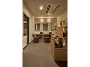 鸟取市Hotel RESH Tottori Ekimae - Vacation STAY 47411v的一间带水槽和大镜子的浴室