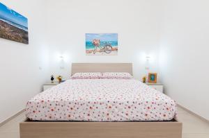 普罗斯西托角Villa Marisa Holiday Home的卧室配有一张白色墙壁的床