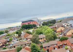 利物浦Unique view of Anfield stadium - Charming 2 bedroom apartment in Liverpool with parking的住宅郊区的空中景观,带体育场