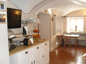 塞布鲁克Dowis-Hof的一间厨房,内设白色橱柜和一张桌子