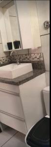 大坎普Flat & Residence Premium - Apês mobiliados e bem equipados的白色的浴室设有水槽和卫生间。