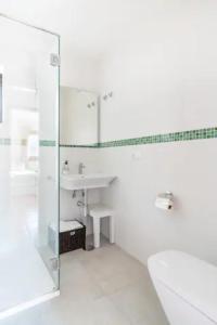 Playa del HombreSanmao的白色的浴室设有水槽和镜子