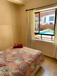 图皮萨米特鲁酒店的一间卧室设有一张床和一个窗口
