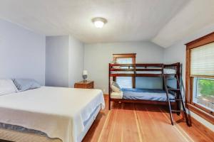 日内瓦湖Bay's Place Vacation Rental的一间卧室配有一张双层床和梯子