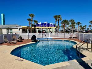 圣奥古斯丁Magic Beach Motel - Vilano Beach, Saint Augustine的酒店前方的大型游泳池