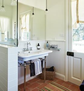 GlenifferThamarra Cottage的一间带水槽和镜子的浴室