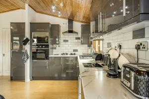 康福斯Lakeview Lodge的厨房配有不锈钢用具和木制天花板。
