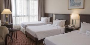 乔治市槟城成功酒店的酒店客房设有两张床和电话