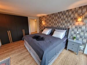 德累斯顿Storchennest的一间卧室设有一张大床和一面墙