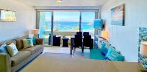 悉尼Manly Ocean Beach View Sunrise & Sunset的带沙发的客厅,享有海景
