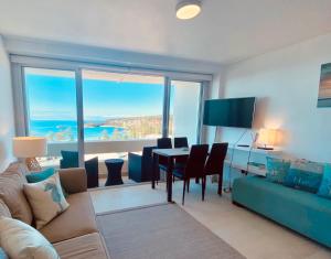 悉尼Manly Ocean Beach View Sunrise & Sunset的客厅设有沙发和美景桌子