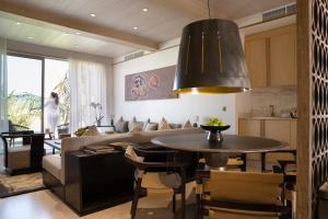 马斯喀特Jumeirah Muscat Bay Oman的客厅配有桌子和沙发