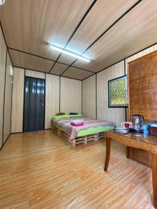 双溪大年CabinStay Cikgu Sungai Batu Besi的一间设有床铺和桌子的房间